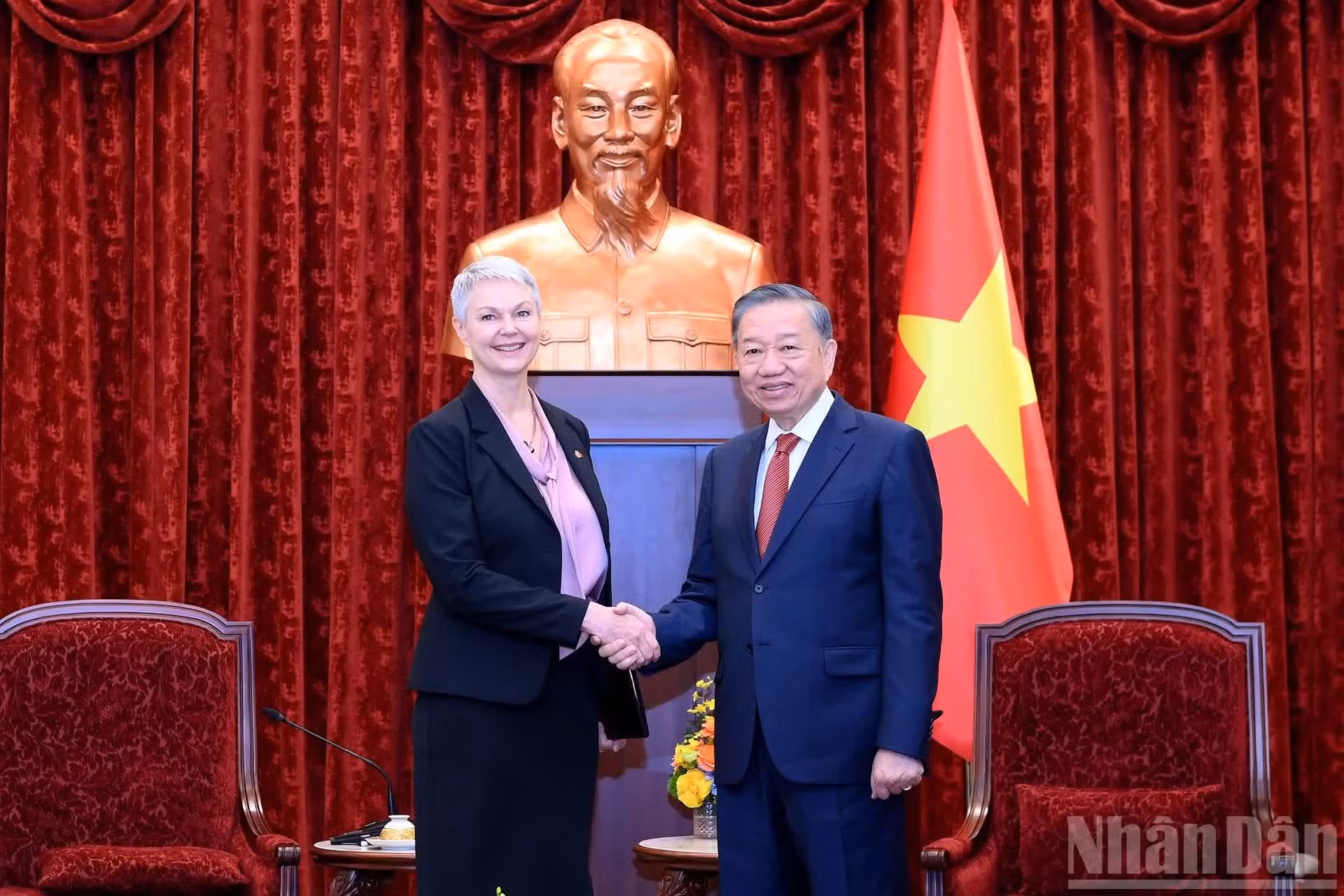 El máximo dirigente de Vietnam recibe a la embajadora de Noruega en Hanói, Hilde Solbakken.