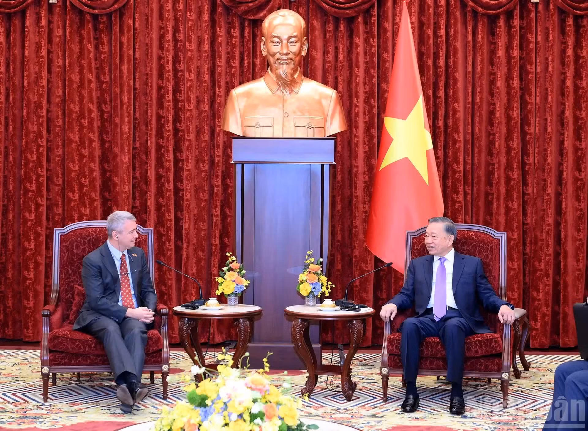 El mandatario vietnamita conversa con el diplomático belga, Karl Van Den Bossche.