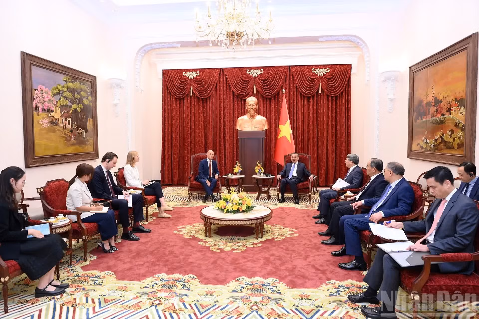 En el encuentro con el embajador holandés.