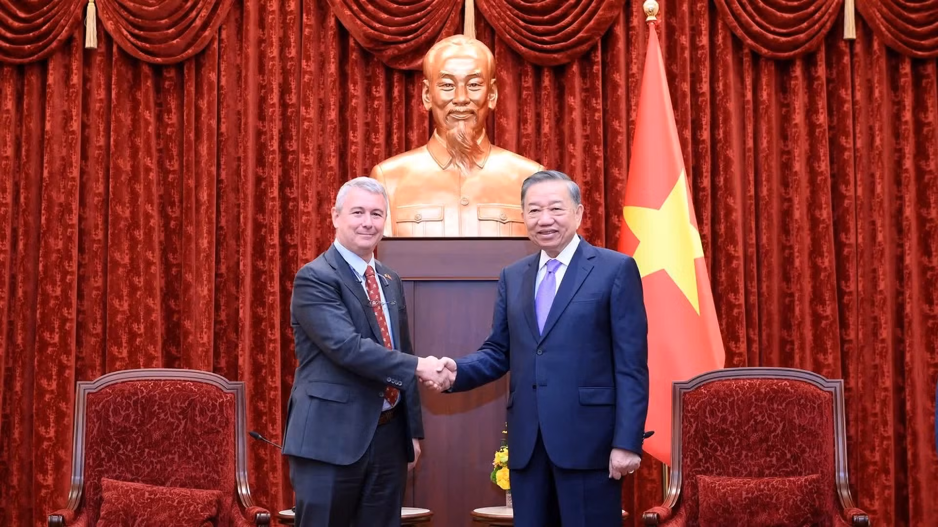 El secretario general del Partido Comunista y presidente de Vietnam, To Lam, recibe al embajador de Bélgica en Vietnam, Karl Van Den Bossche.