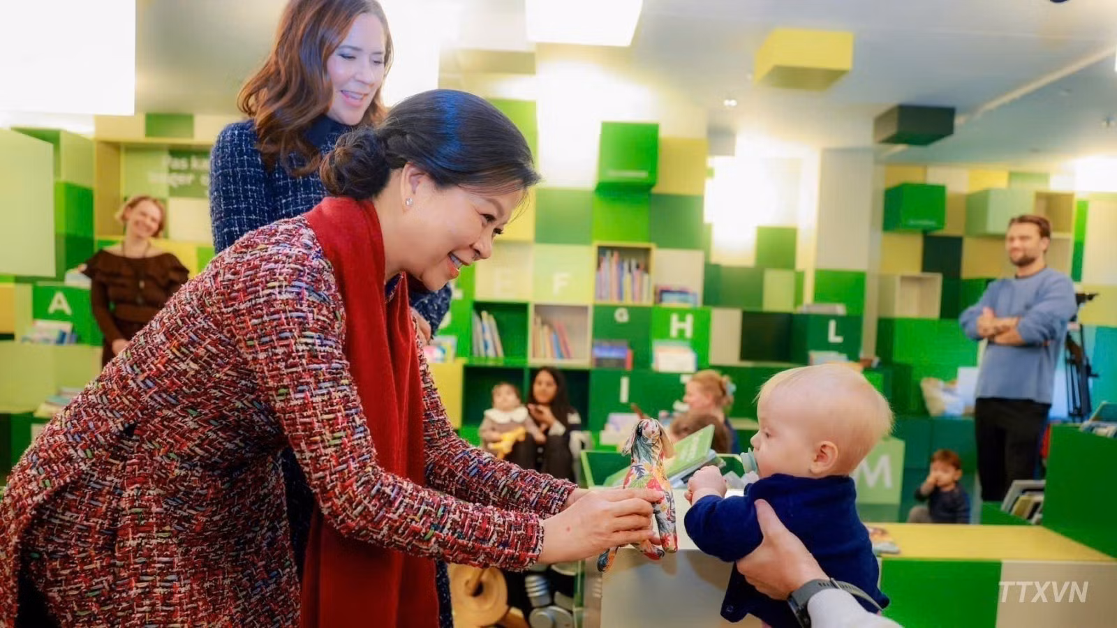Ngo Phuong Ly, esposa del secretario general del Partido Comunista y presidente de Vietnam, To Lam, y la reina de Dinamarca, María, visitan el área infantil de la biblioteca.