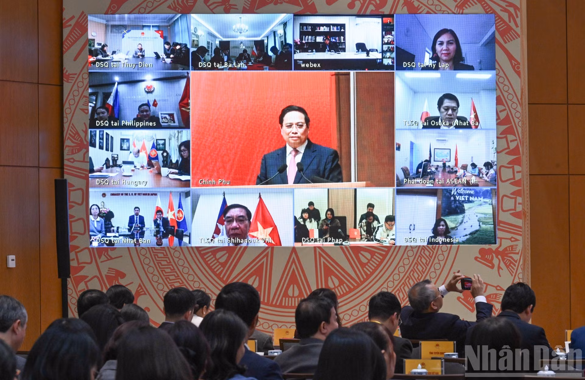 La conferencia se celebra en la Oficina Gubernamental en Hanói y se transmite en vivo a las embajadas y oficinas de representación vietnamitas en el extranjero.