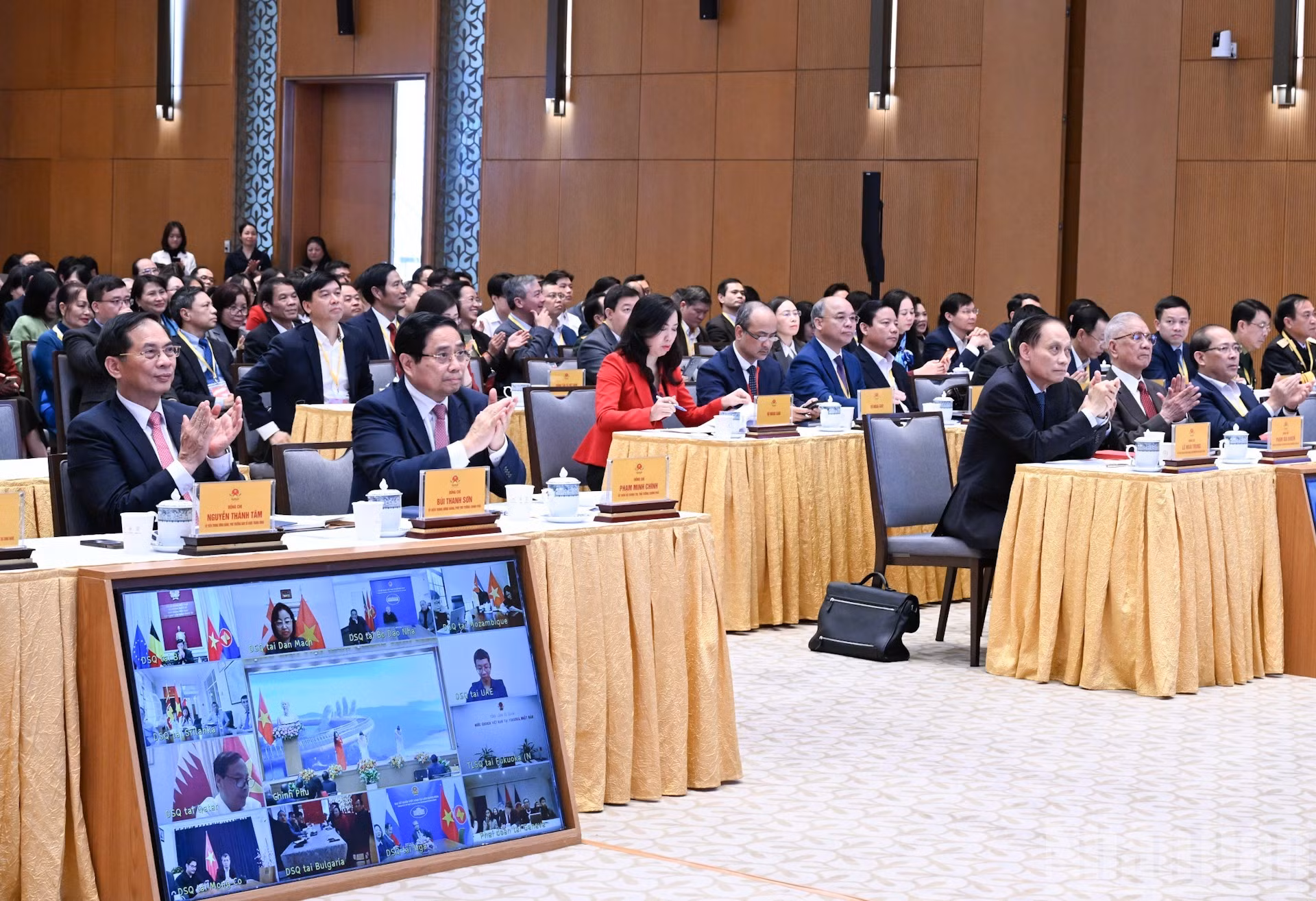El premier Pham Minh Chinh y los asistentes a la conferencia.