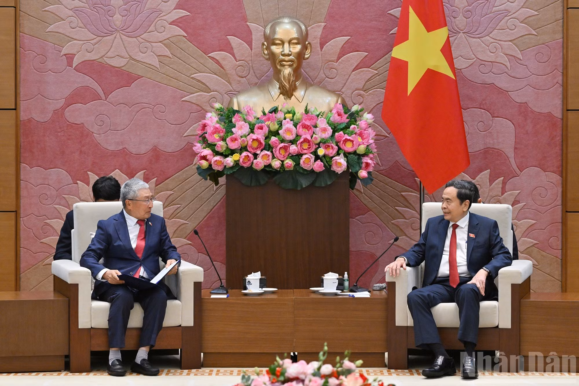 El dirigente legislativo vietnamita conversa con el presidente de la Asociación de Amistad Corea del Sur-Vietnam, Lee Shin Jae.