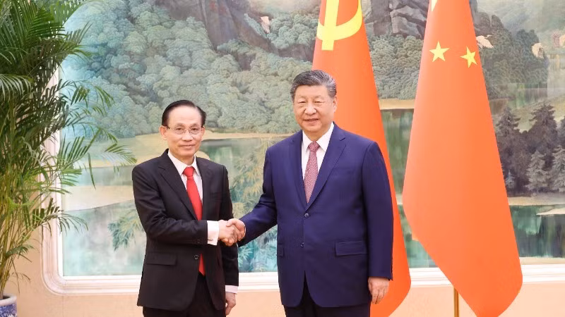 El secretario general del Partido Comunista de China (PCCh) y presidente del país, Xi Jinping, y el canciller vietnamita, Le Hoai Trung (izquierda).