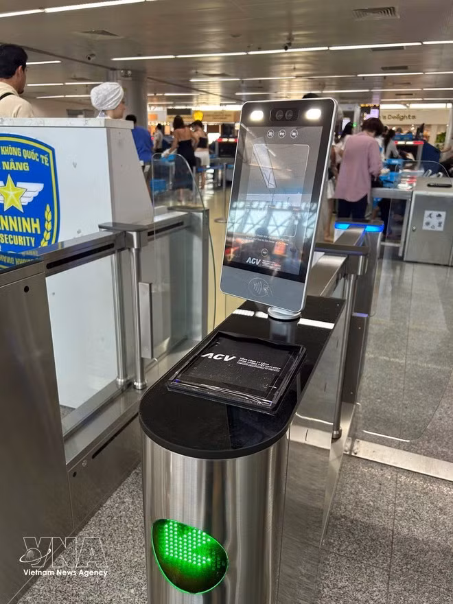 El uso de biometría y automatización en los controles de seguridad ha reducido significativamente los tiempos de espera. (Foto: VNA)