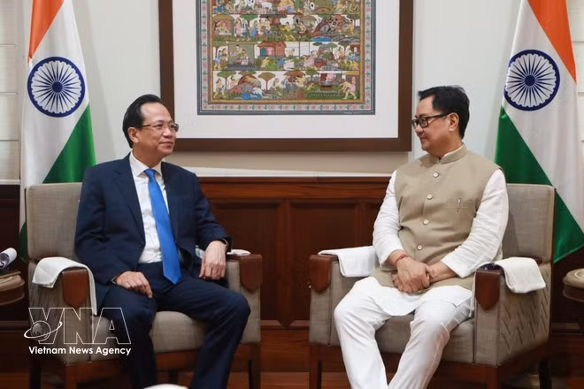 El ministro de Asuntos Étnicos y Religiosos de Vietnam, Dao Ngoc Dung, y el ministro indio de Asuntos Parlamentarios y Minorías, Kiren Rijiju, durante su reunión bilateral. (Foto: VNA)