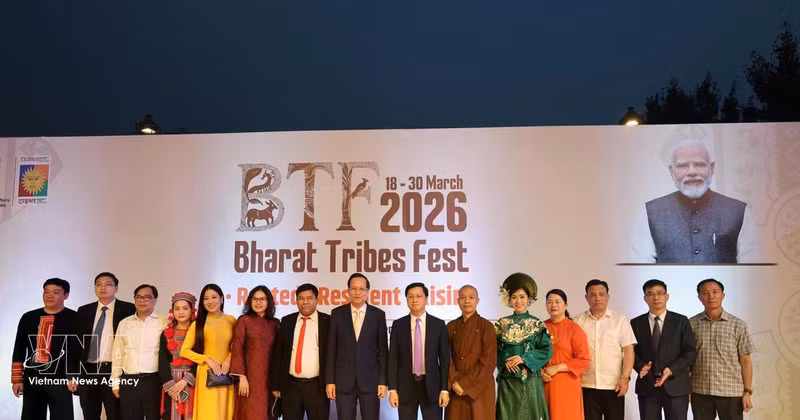 El ministro de Asuntos Étnicos y Religiosos de Vietnam, Dao Ngoc Dung, y la delegación vietnamita de alto rango posan para una foto conmemorativa en el Bharat Tribes Fest 2026. (Foto: VNA)