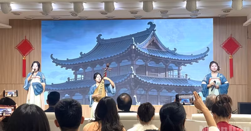 Una actuación artística en el evento.