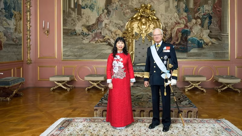 La embajadora de Vietnam, Pham Thi Kim Hoa, presenta sus cartas credenciales al rey Carlos XVI Gustavo de Suecia.