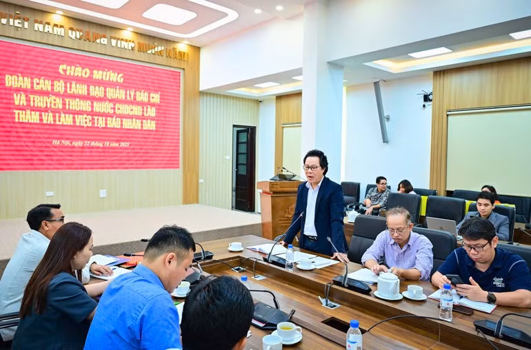 El jefe del Departamento de Tecnología del periódico Nhan Dan, Vu Mai Hoang, interviene en el encuentro.