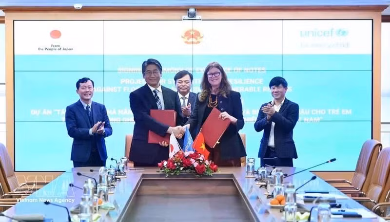 El embajador de Japón en Vietnam, Ito Naoki (primera fila, izquierda), y la representante de UNICEF en Vietnam, Silvia Danailov, intercambiaron notas durante la ceremonia. (Foto: VNA)