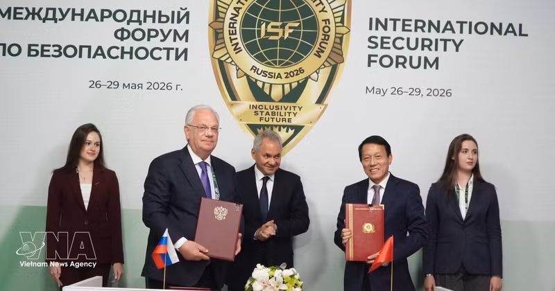 El ministro de Seguridad Pública de Vietnam, general Luong Tam Quang, y el director del Servicio Federal de Cooperación Técnico-Militar de Rusia, Dmitry Shugaev, firman un acuerdo de cooperación. (Foto: VNA)