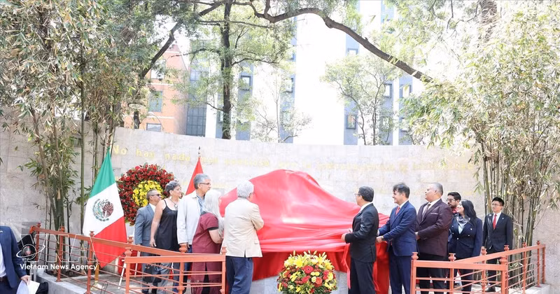 Acto de inauguración del monumento restaurado y rehabilitado del Presidente Ho Chi Minh en Ciudad de México. (Foto: VNA)