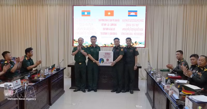 La División 10 entrega obsequios a la delegación de jóvenes oficiales de Laos y Camboya. (Foto: VNA)