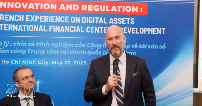 Richard McClellan, director ejecutivo del VIFC en Ciudad Ho Chi Minh, intervienen en la cita (Foto: VNA)