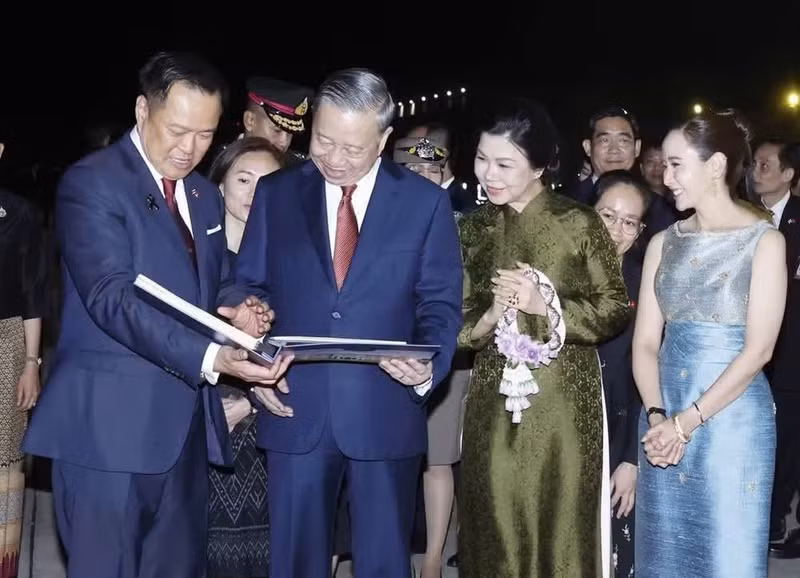 El primer ministro de Tailandia, Anutin Charnvirakul, y su esposa entregan al secretario general del Partido Comunista y presidente de Vietnam, To Lam, y a su esposa, un álbum de fotos que recopila las actividades del mandatario vietnamita y su cónyuge durante su visita oficial a Tailandia