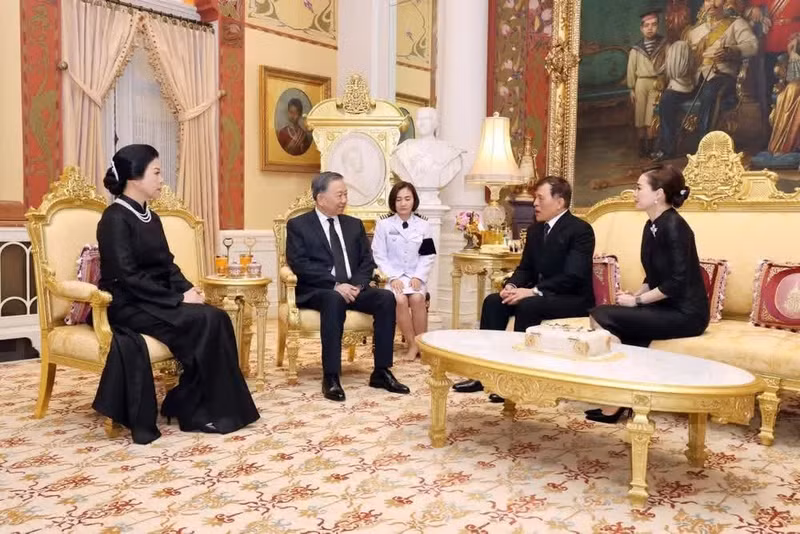 El secretario general del Partido Comunista de Vietnam y presidente del Estado, To Lam, junto con su esposa Ngo Phuong Ly, sostiene una audiencia con el Rey Maha Vajiralongkorn y la Reina de Tailandia.