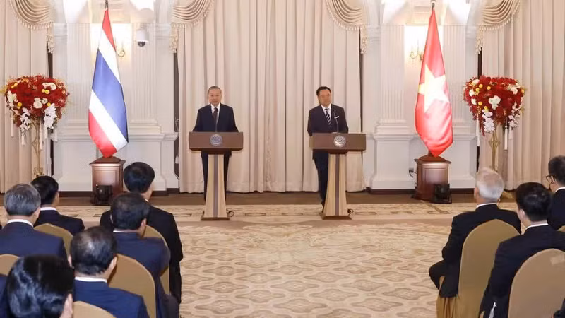 El secretario general del Partido Comunista y presidente de Vietnam, To Lam, y el primer ministro de Tailandia, Anutin Charnvirakul, en la rueda de prensa. (Fuente: VNA)