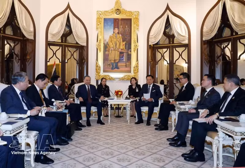 El secretario general del Partido Comunista y presidente de Vietnam, To Lam, y el primer ministro tailandés, Anutin Charnvirakul, mantienen conversaciones estrechas. (Fuente: VNA)