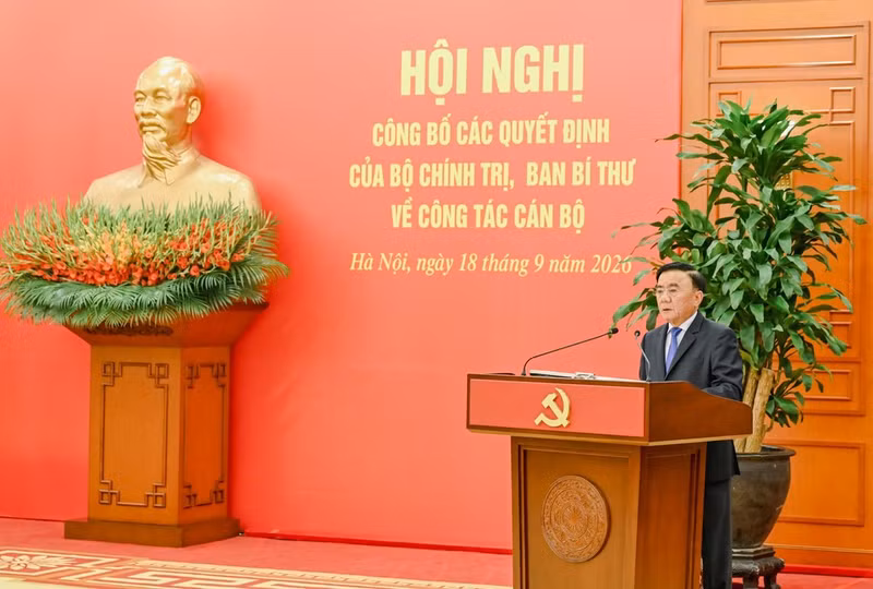 El miembro del Buró Político y permanente del Secretariado del Comité Central del Partido Comunista de Vietnam, Tran Cam Tu, preside la conferencia.