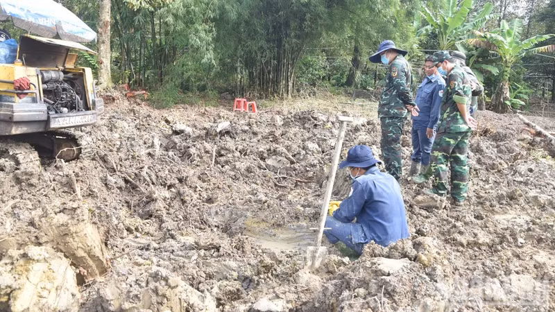 El Equipo K91 recupera restos de soldados caídos en un huerto de durián de la comuna de Ngu Hiep.