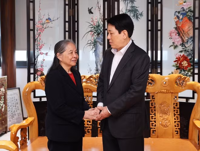 El presidente Luong Cuong visita a Ngo Thi Man, esposa del difunto secretario general Nguyen Phu Trong. (Foto: VNA)