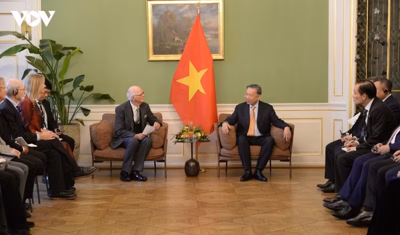 El secretario general del Partido Comunista y presidente de Vietnam, To Lam, recibe a representantes de la Asociación de Amistad Dinamarca-Vietnam. (Foto: VOV)