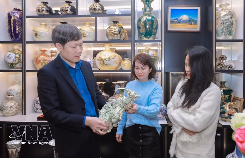Nguyen Van Luc, vicepresidente y secretario general de la Asociación de Cerámica para el Hogar de Vietnam, destacó la necesidad de diversificar la oferta, garantizar la calidad y reforzar la promoción para preservar el prestigio de las marcas artesanales. (Foto: VNA)