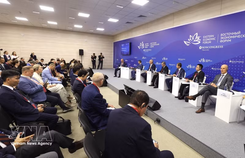 El ministro de Finanzas, Ngo Van Tuan (en el centro), participa y pronuncia un discurso en la sesión de Diálogo Empresarial Rusia-Asean. (Fuente: VNA)