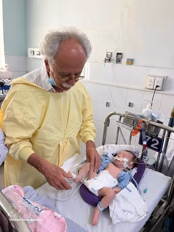 El doctor Gildas Tréguier durante un examen médico en el Hospital Infantil 2 a principios de 2026. (Foto: VNA)