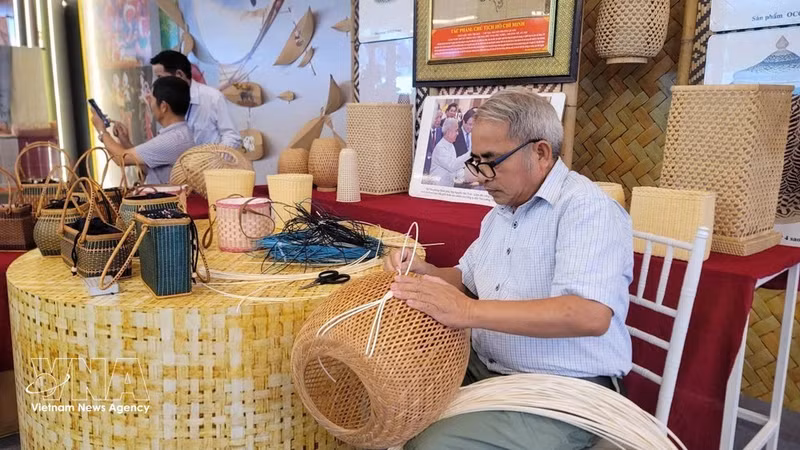 Artesano destacado de la aldea de mimbre y bambú de Phu Vinh, Hanói. (Foto: VNA)