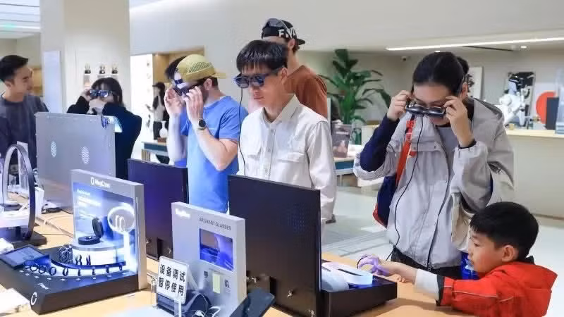 Clientes prueban unas gafas inteligentes en una tienda de la ciudad de Shenzhen, provincia china de Guangdong. (Foto: Xinhua)