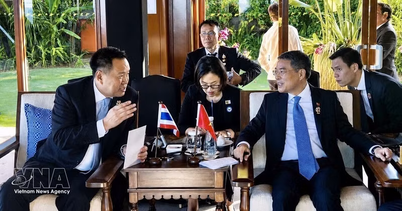 Durante su participación en la 48ª Cumbre de la Asean en Cebú, Filipinas, el 8 de mayo de 2026, el primer ministro Le Minh Hung se reúne con su homólogo tailandés, Anutin Charnvirakul. (Foto: VNA)