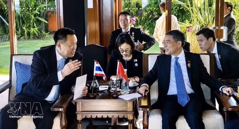 El primer ministro de Vietnam, Le Minh Hung, (derecha) y su homólogo tailandés, Anutin Charnvirakul. (Foto: VNA)