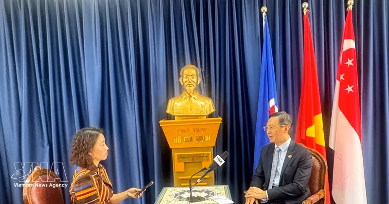 El embajador de Vietnam en Singapur, Tran Phuoc Anh en la entrevista concedida a corresponsales de la VNA. (Fuente: VNA)
