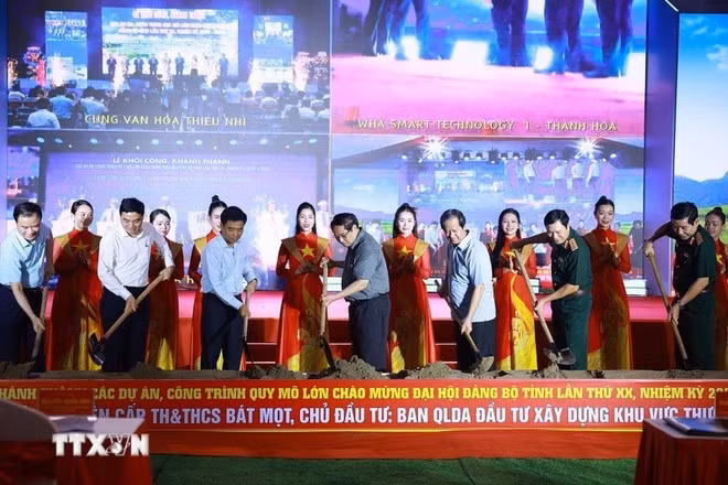 El primer ministro Pham Minh Chinh y los delegados pusieron la primera piedra del proyecto de internado para la escuela primaria y secundaria de Bat Mot en la comuna homónima, provincia de Thanh Hoa, el 14 de octubre de 2025. (Foto: VNA)