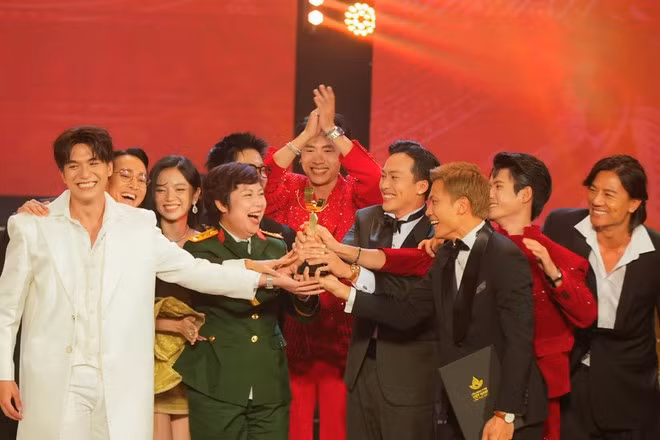 El equipo de rodaje de "Lluvia Roja" celebra su victoria (Foto: thanhnien.vn)