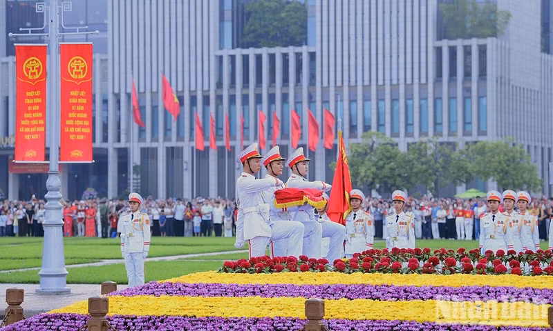 La bandera nacional es llevada hasta el mástil ceremonial. (Foto: Tung Mai)