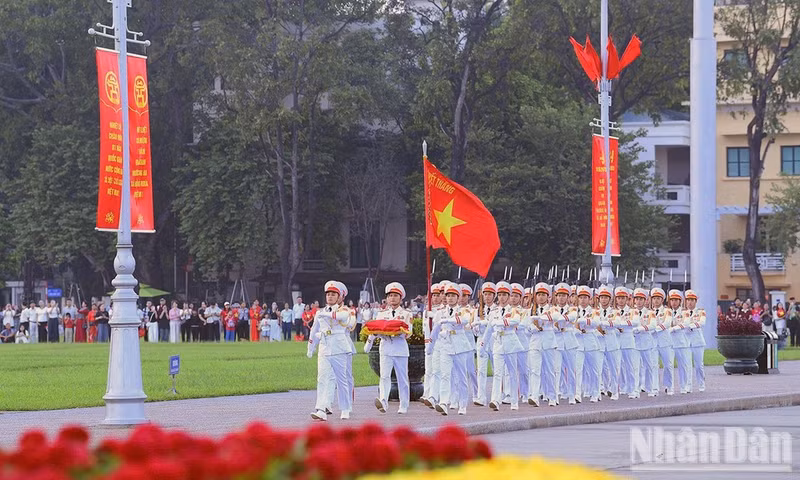 La guardia de honor lleva a cabo la ceremonia de izamiento de la bandera en la Plaza de Ba Dinh. (Foto: Tung Mai)