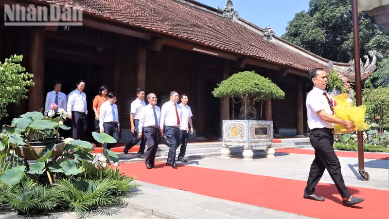 El viceprimer ministro permanente de Vietnam, Pham Gia Tuc, rinde homenaje al Presidente Ho Chi Minh. 