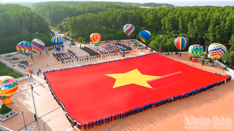 La bandera tiene una superficie de dos mil 25 m², 60 metros de largo, 33,75 metros de ancho y un peso aproximado de 320 kilogramos. (Foto: nhandan.vn)