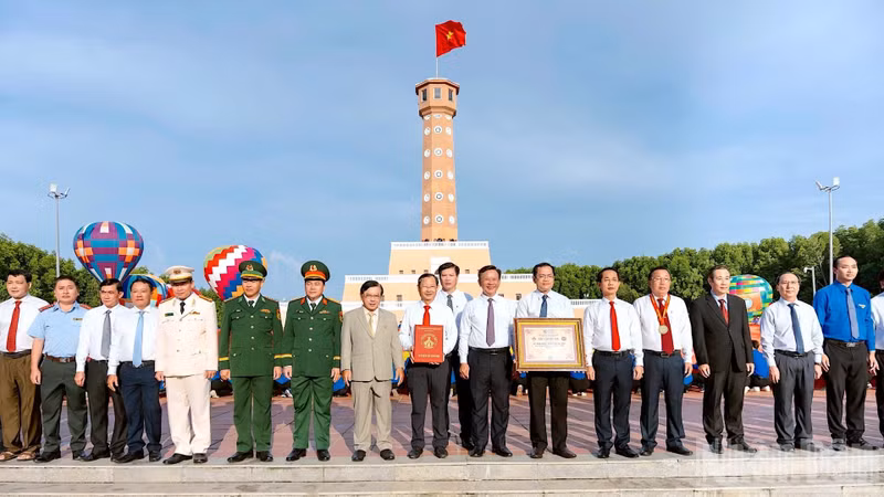 En la entrega del certificado, la insignia y la decisión de establecer el récord de la “bandera nacional de tela más grande de Vietnam”. (Foto: nhandan.vn)
