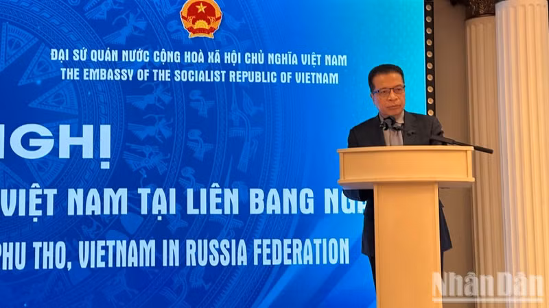 El embajador de Vietnam en Rusia, Dang Minh Khoi, interviene en el acto. (Fuente: nhandan.vn)