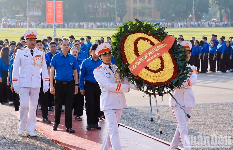 Los jóvenes destacados entran en el Mausoleo para rendir homenaje al Presidente Ho Chi Minh. (Foto: Tung Mai)