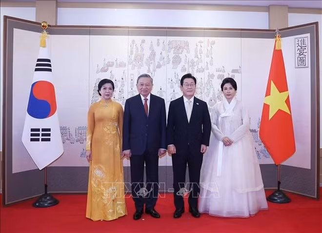 El secretario general del Partido Comunista de Vietnam, To Lam, su esposa Ngo Phuong Ly y el presidente surcoreano, Lee Jae Myung, y su cónyuge. (Foto: VNA)