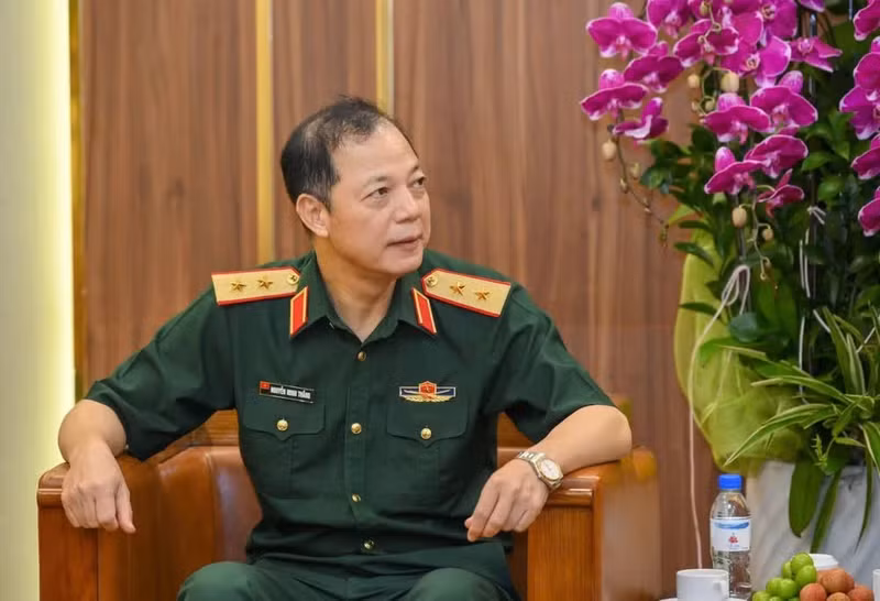 El teniente general Nguyen Minh Thang, comisario político del Alto Mando 86, felicita al periódico Nhan Dan. (Foto: THE DAI)