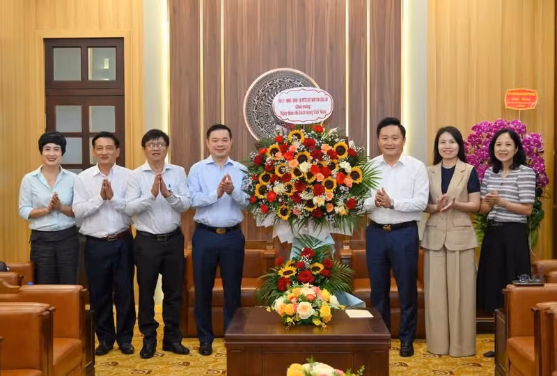 El subsecretario del Comité del Partido y presidente del Comité Popular de la provincia de Dak Lak, Do Huu Huy, congratula al periódico Nhan Dan en ocasión del Día de la Prensa Revolucionaria.