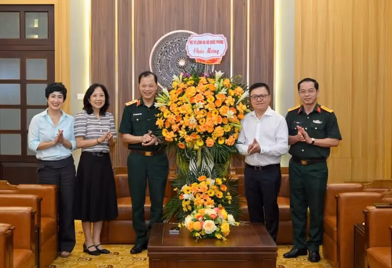 El teniente general Nguyen Minh Thang, comisario político del Alto Mando 86, felicita al periódico Nhan Dan. (Foto: THE DAI)