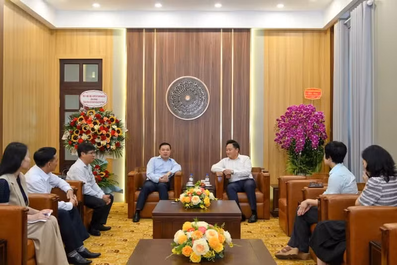 El subsecretario del Comité del Partido y presidente del Comité Popular de la provincia de Dak Lak, Do Huu Huy, congratula al periódico Nhan Dan en ocasión del Día de la Prensa Revolucionaria.